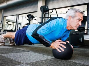Actividad física de un hombre de 50 años para normalizar la potencia