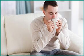 Un hombre bebe té con menta porque quiere curar la disfunción eréctil. 