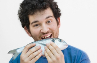 El pescado y platos de pescado es una parte importante masculino de la dieta